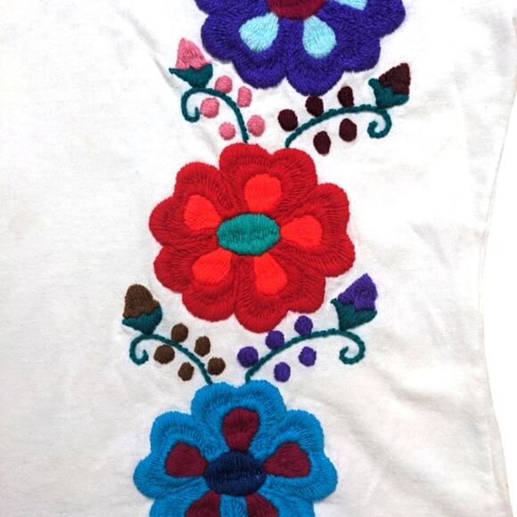 Floral women's artesanal Hand embroidered t-shirt - Picture 2 of 5